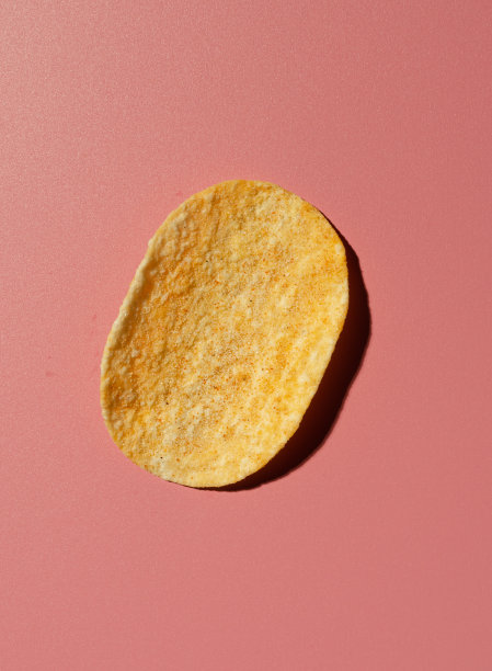 破碎的黄色饼干，粉红色背景上有巧克力。前视图。图片下载