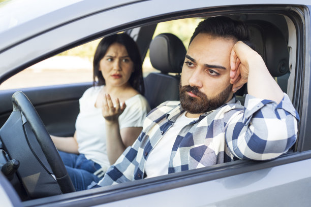 无聊的男人在车里听老婆说话图片下载