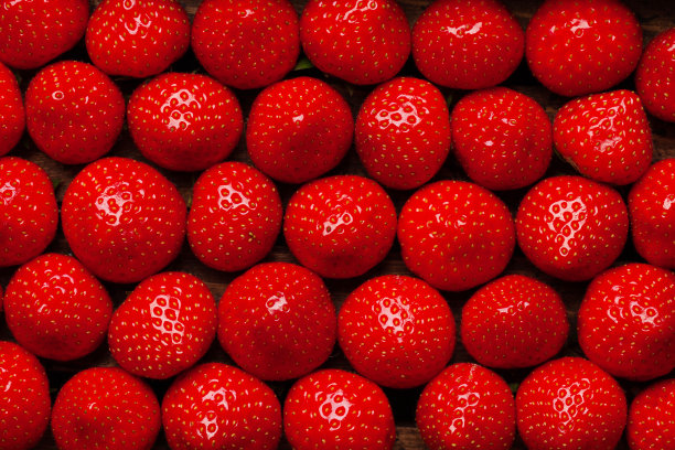 成熟的花园草莓特写图片下载