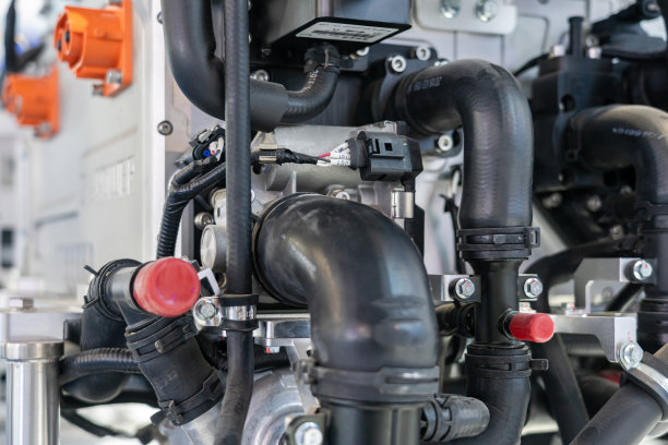 电动汽车发动机和电池组特写图片下载