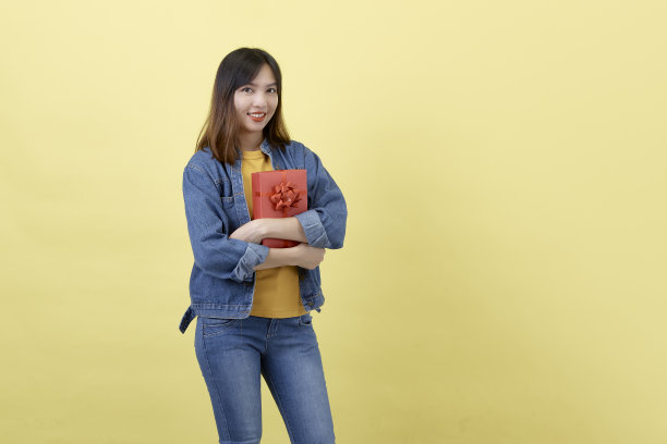 肖像年轻的黑发女子拥抱礼盒图片下载