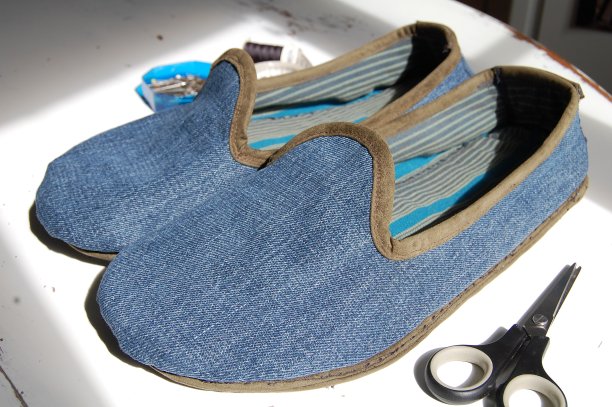 可持续的生活方式——一双主要用旧牛仔布缝制的拖鞋。图片下载