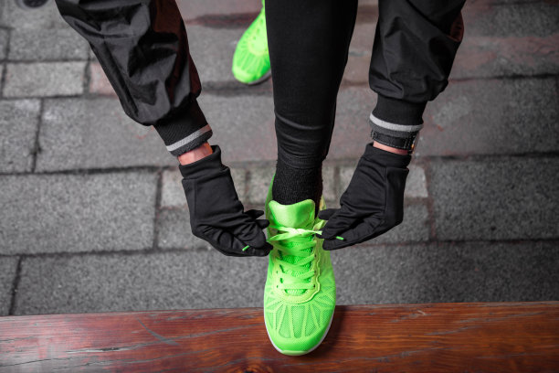 在城市环境中做运动/慢跑的运动员。图片下载