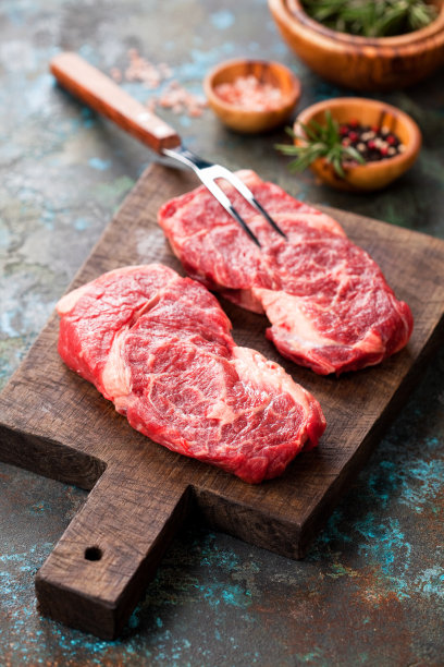 新鲜的生查克卷牛排图片下载