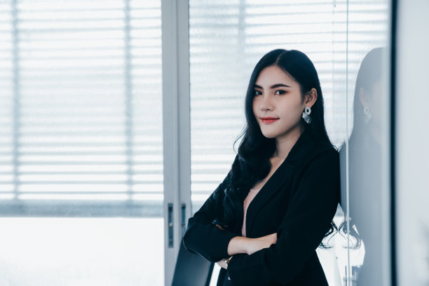 亚洲商业女性站在自信的岗位图片下载