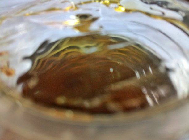 金色的墨水斑点图片下载