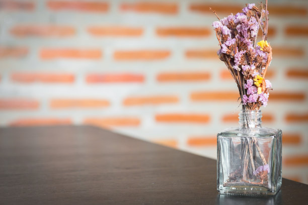 木桌上装饰着瓶中的干花图片下载