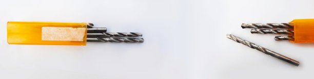 不同尺寸的钢制钻头，用白色隔开图片下载