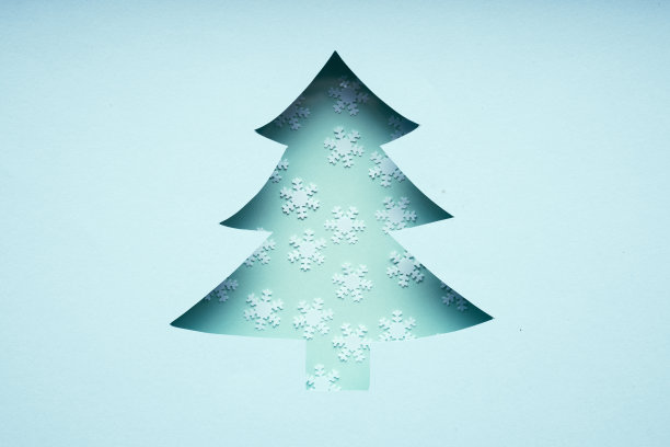 用雪花做成的圣诞树。圣诞节的象征，节日的概念图片下载