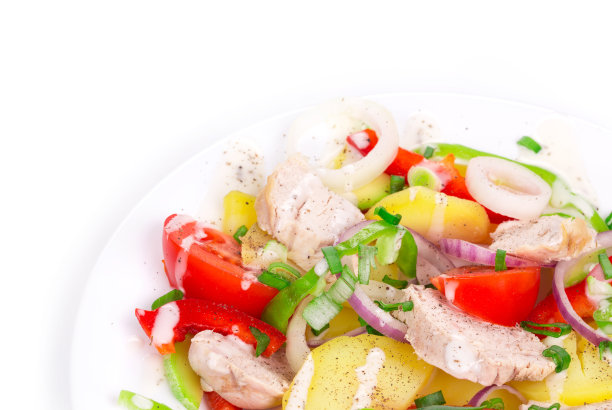 一小片热乎乎的肉配上蔬菜沙拉就像一道高级菜肴。图片下载