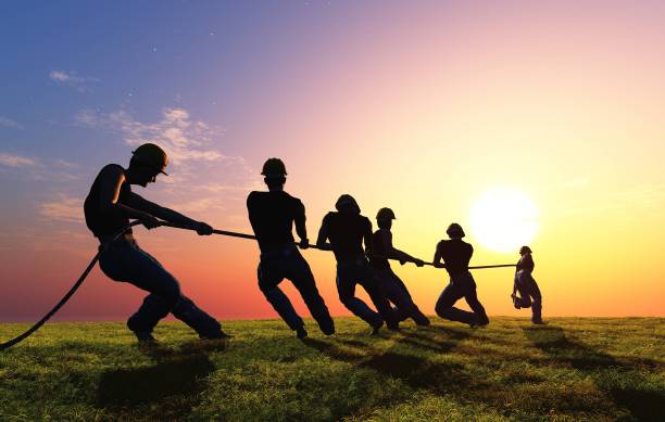 人们在拉绳子。图片下载