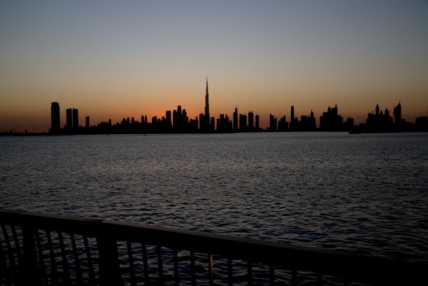 从迪拜河港和迪拜运河到市中心和商业湾的迪拜天际线，阿拉伯联合酋长国图片下载