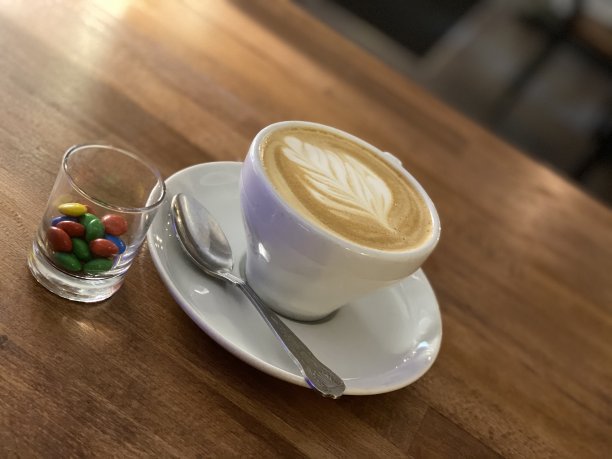 咖啡，拿铁，拿铁艺术和糖果图片下载