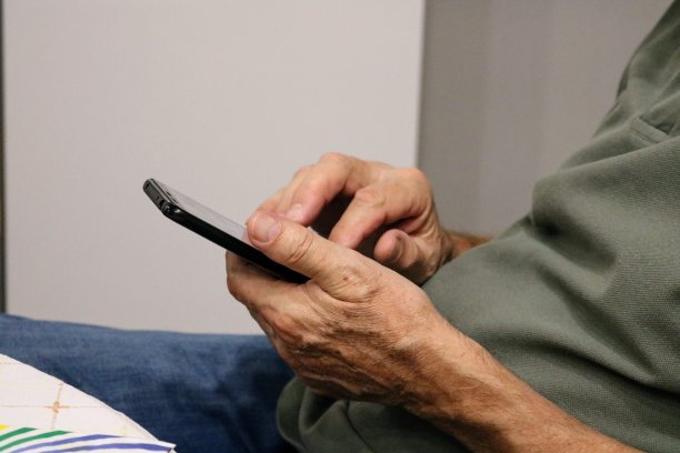 智能手机上的高级打字员图片下载