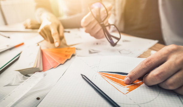 图形设计师绘制草图标志设计。图片下载