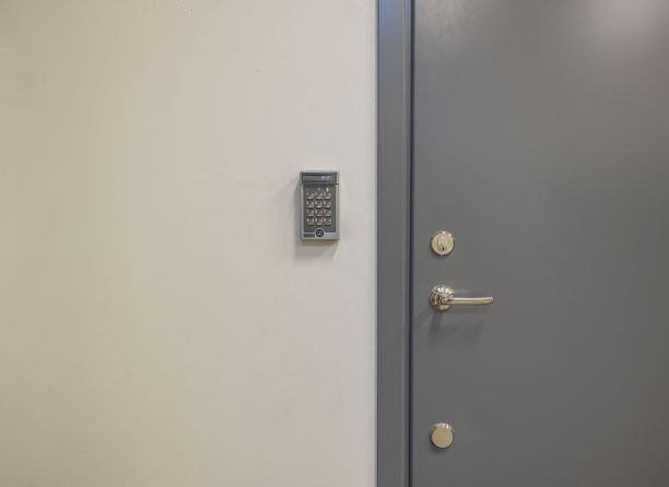 灰色金属门与数字密码锁的观点。安全的概念。图片下载