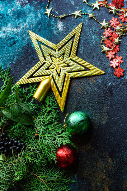 圣诞背景新年玩具卡片或图片云杉和金丝彩灯和节日气氛装饰图片下载