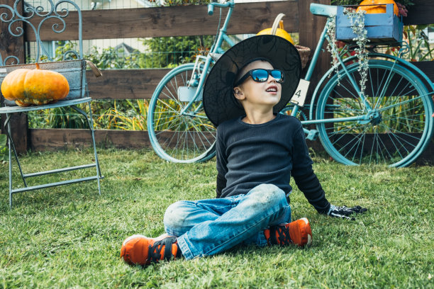 戴着顾客帽和手套的男孩。图片下载