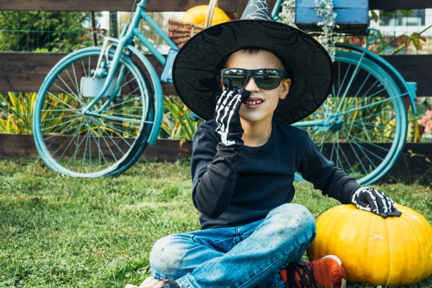 戴着顾客帽和手套的男孩。图片下载