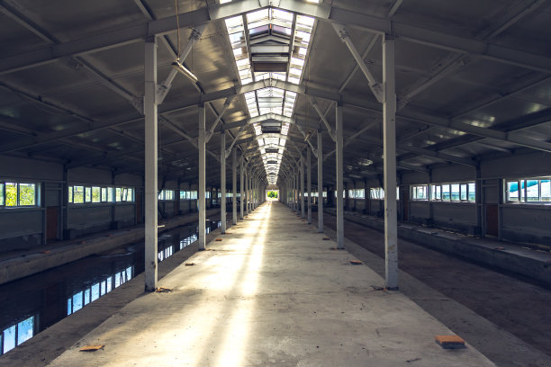 在一个正在建设的乡村机库里。农业建筑物的建造。未来空荡荡的新谷仓图片下载