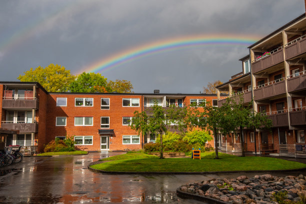 彩虹在一个砖砌的公寓综合体。图片下载