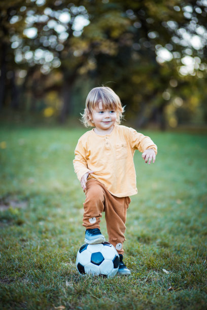 玩足球。图片下载