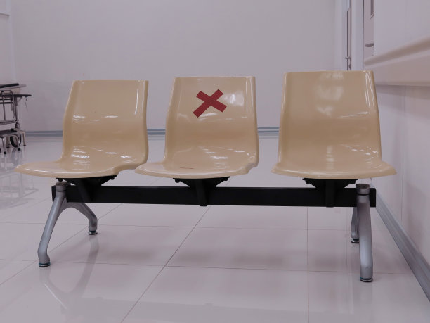 医院等待的空椅子，社会距离预防新冠肺炎爆发图片下载