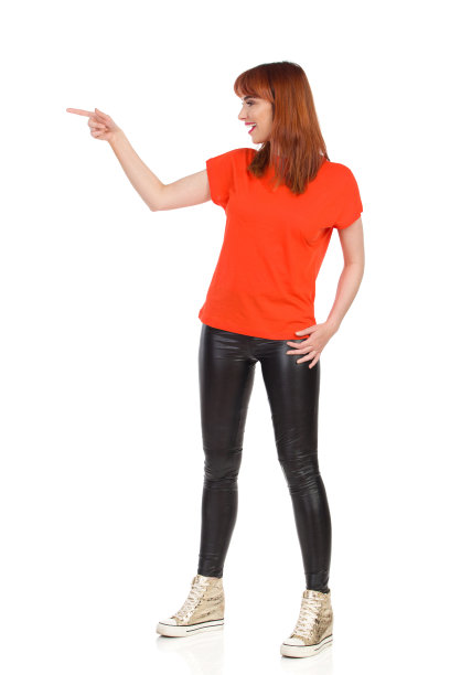 漫不经心的年轻女人正在指指点点。剖面视图。图片下载