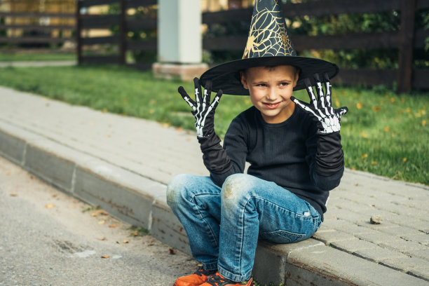 戴着顾客帽和手套的男孩。图片下载
