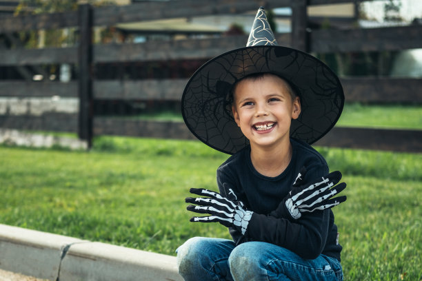 戴着顾客帽和手套的男孩。图片下载