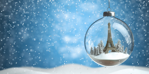 埃菲尔铁塔和圣诞树在玻璃小玩意或球。法国巴黎之旅庆祝新年的概念。图片下载