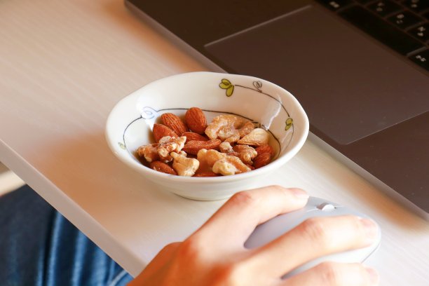 PC和混合坚果。图片下载