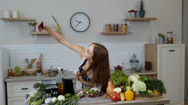 博主女孩准备食物，用手机拍照，自拍社交媒体或视频故事图片下载