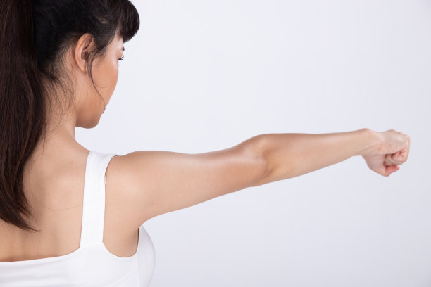 亚洲年轻健康健身女子运动热身和转身侧图片下载