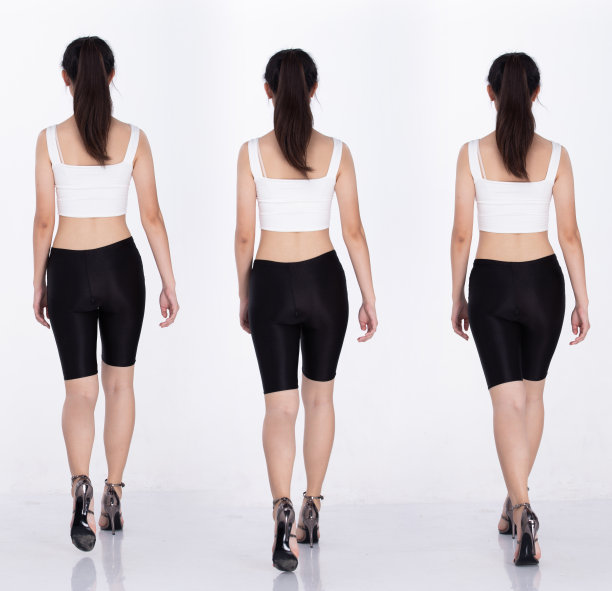 亚洲妇女全身向前走左穿西装高跟鞋图片下载