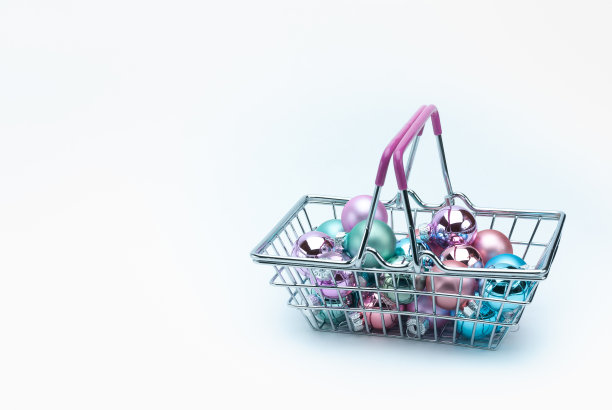 圣诞球放在购物篮里图片下载