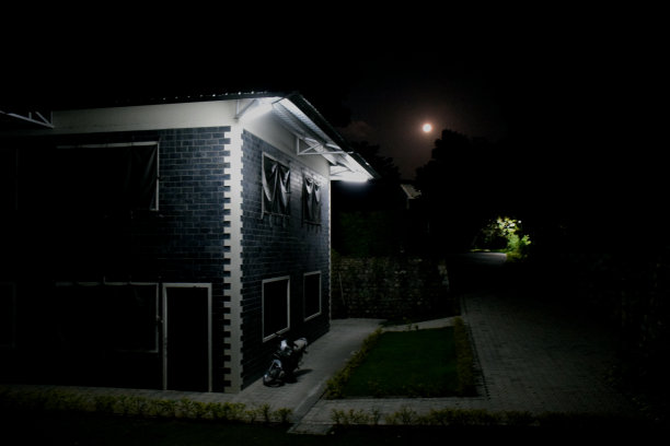 在北阿坎德邦的房子和月亮的美丽图片背景，选择性聚焦，选择性聚焦主题，背景模糊图片下载