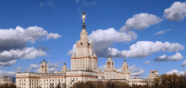 秋高气爽的莫斯科大学校园，蔚蓝多云的天空图片下载