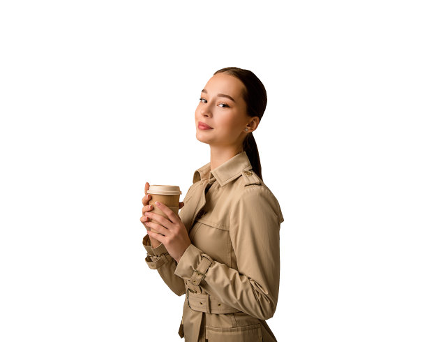 这是一个美丽的女孩的照片，她的面部表情很有趣，拿着一个装着咖啡的环保纸杯，微笑着看着相机。孤立在白色背景上。本空间图片下载