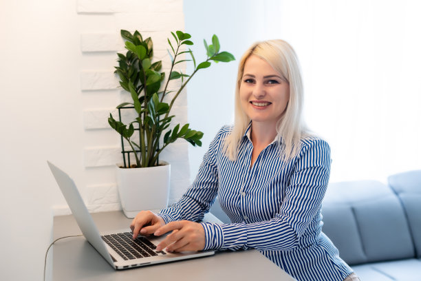 女人使用笔记本电脑。学生研究过程工作。年轻的商业女性工作创意创业现代办公室。分析市场行情，新策略。图片下载