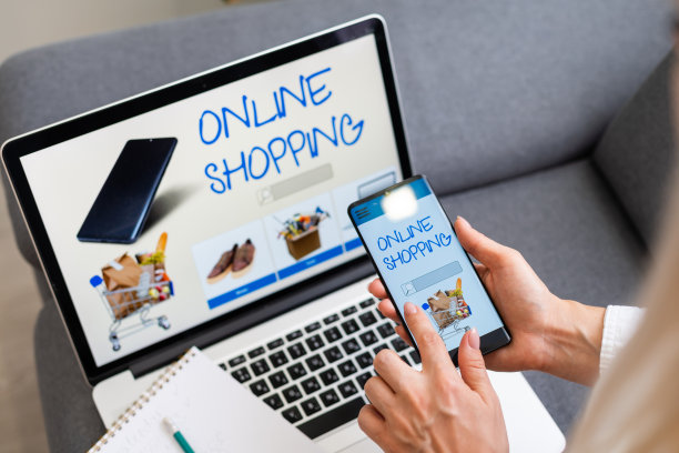 女人用笔记本电脑和广告购物图片下载