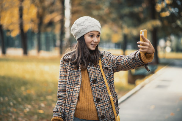 秋日公园里自拍的少女图片下载