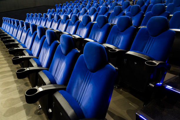 近距离观看在电影院礼堂的空座位排库存照片图片下载