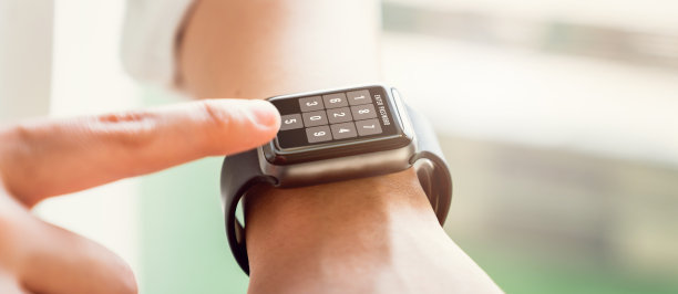 智能手表上的手触密码屏解锁，在技术上概念数字安全和私人数据访问。图片下载