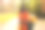小女孩打扮成女巫，拿着篮子装糖果。万圣节快乐。孩子在秋天的公园里。柔化的焦点放在主题上。阳光在镜框中刺眼。高质量的照片图片下载