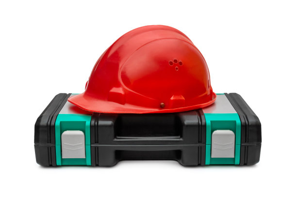 在白色背景上带安全帽的封闭工具箱。图片下载