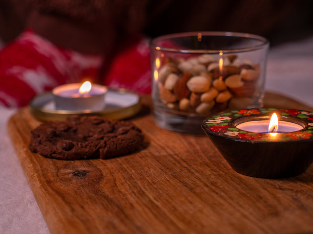 温暖的夜晚，在冬天寒冷的夜晚。图片下载