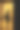 一个穿着父亲毛衣的孩子的剪影在家里扮鬼脸。孩子们在橙色的灯光下剪影。图片下载
