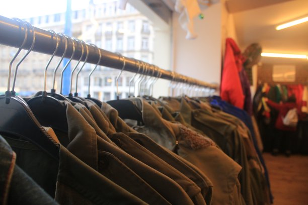 不同的套头衫、夹克衫等寄售二手服装店图片下载