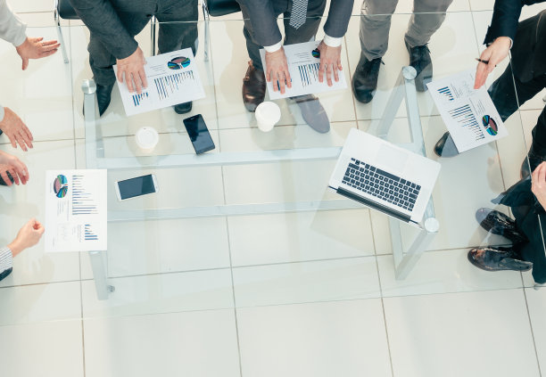 前视图。业务团队讨论财务文档图片下载